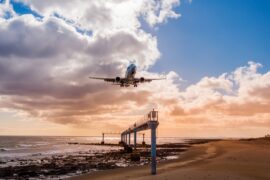 Aeroplano che si avvicina alla spiaggia sull'isola di Lanzarote, Spagna.