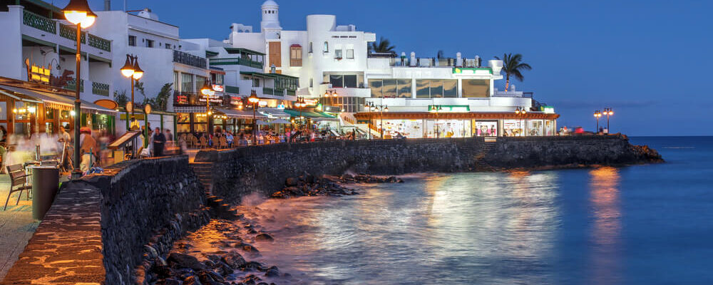 Scena notturna del resort Playa Blanca, sull'isola di Lanzarote nelle Isole Canarie, Spagna.
