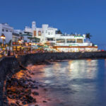 Scena notturna del resort Playa Blanca, sull'isola di Lanzarote nelle Isole Canarie, Spagna.