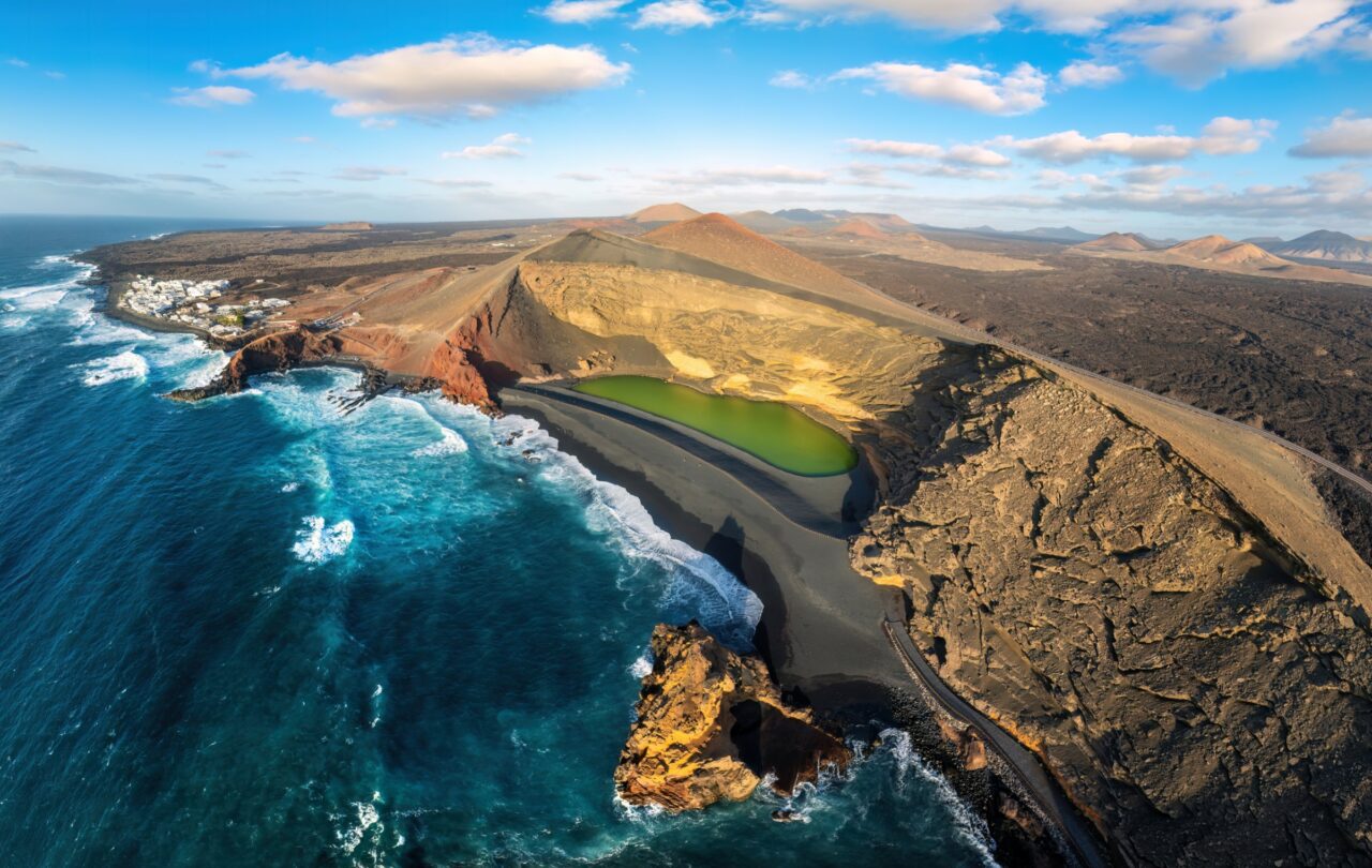 Il Charco de los Clicos dall’alto: il lago verde, la spiaggia nera e il cratere aperto sul mare
