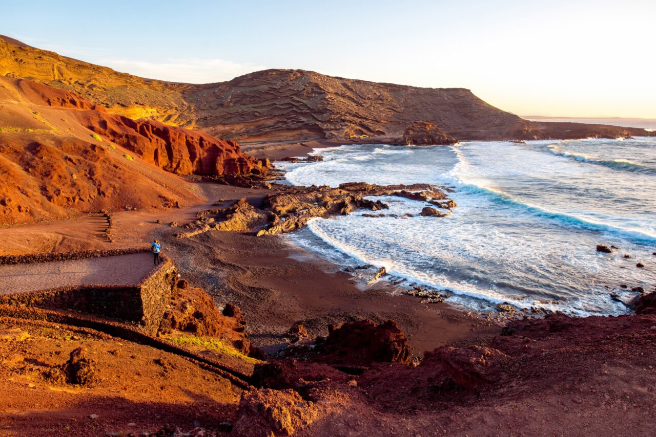 Le barche dei pescatori di El Golfo al tramonto, sulle rocce rosse