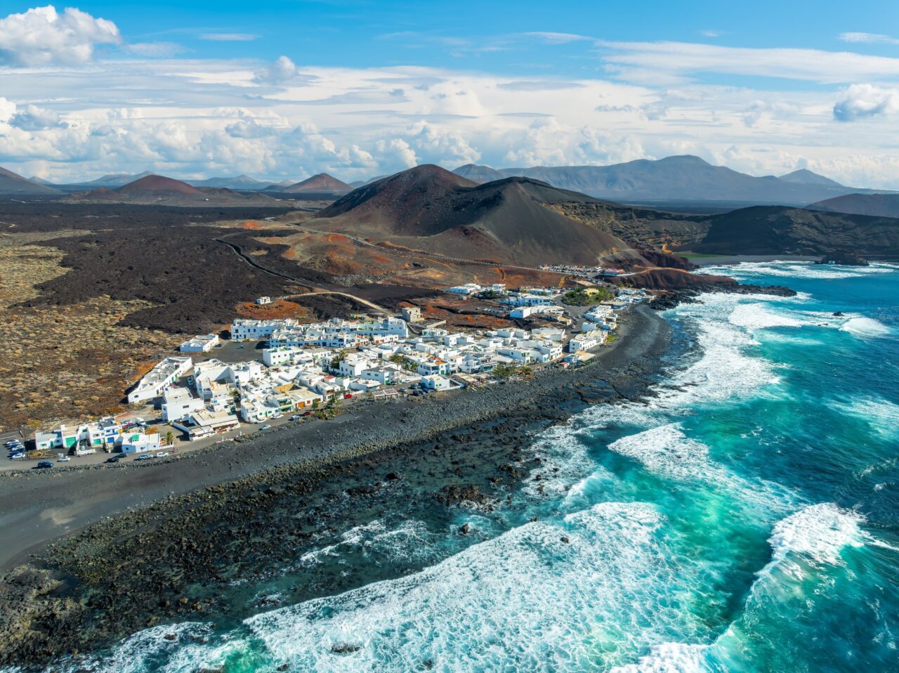 Il paese di El Golfo sull’Atlantico, con le case bianche e la costa di lava