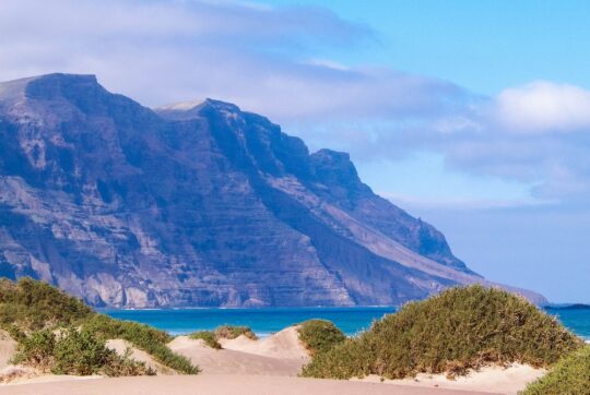 Le dune di sabbia di Playa de Famara con il Risco e il mare sullo sfondo