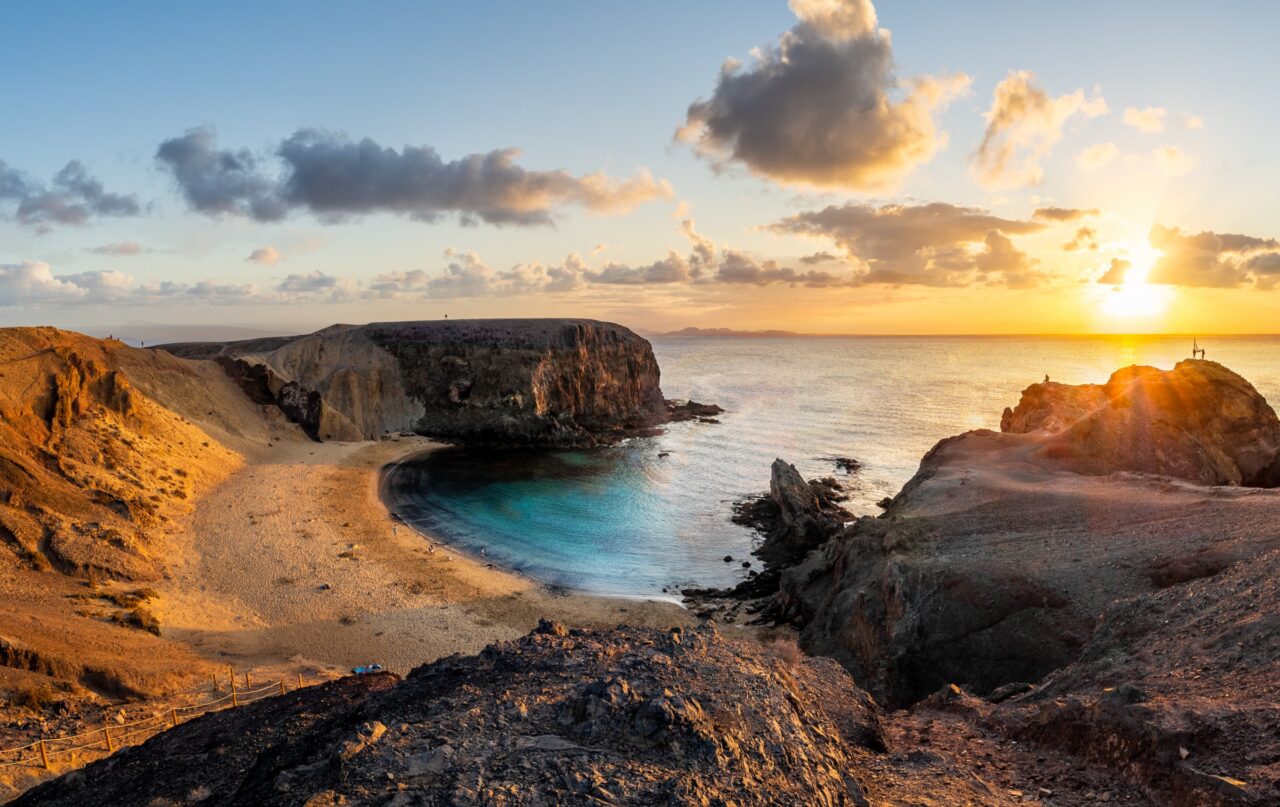 Playa de Papagayo al tramonto, con il sole che scende sul mare
