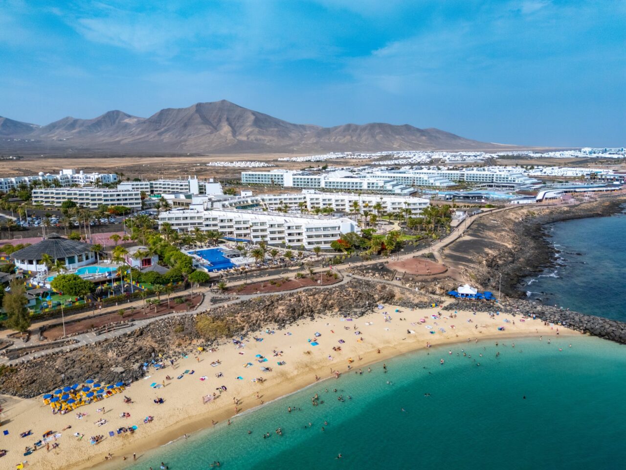 Playa Dorada dall’alto, con gli alberghi di Playa Blanca e i monti di Los Ajaches