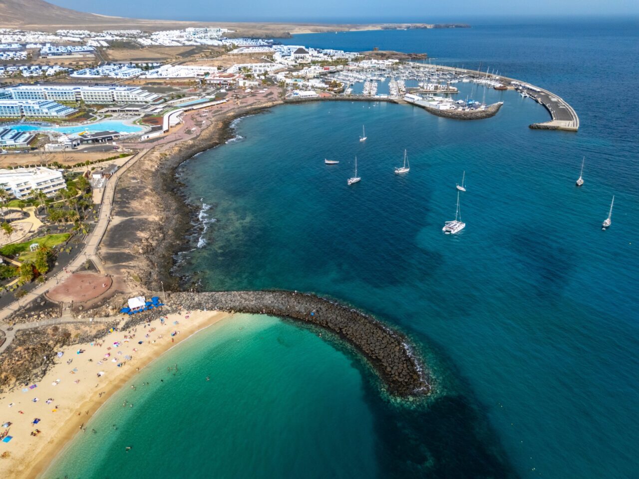 Il frangiflutti di Playa Dorada e la Marina Rubicón visti dal drone