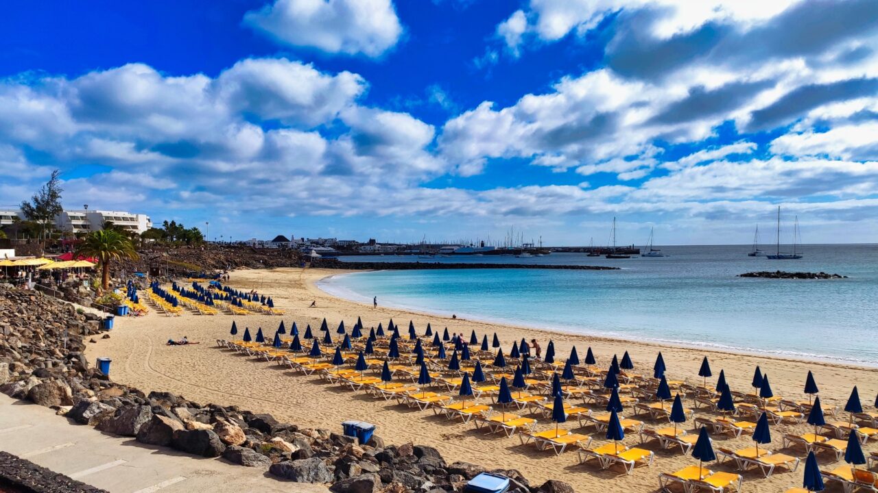 Gli ombrelloni sulla sabbia di Playa Dorada