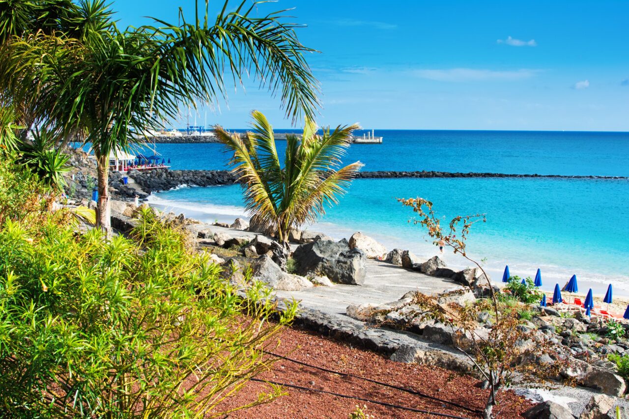 Le palme del lungomare e l’acqua turchese di Playa Dorada