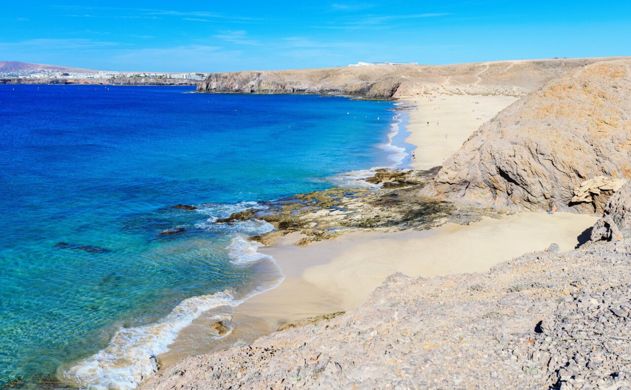L’acqua turchese di Playa Mujeres sotto la scogliera, con Playa Blanca sullo sfondo