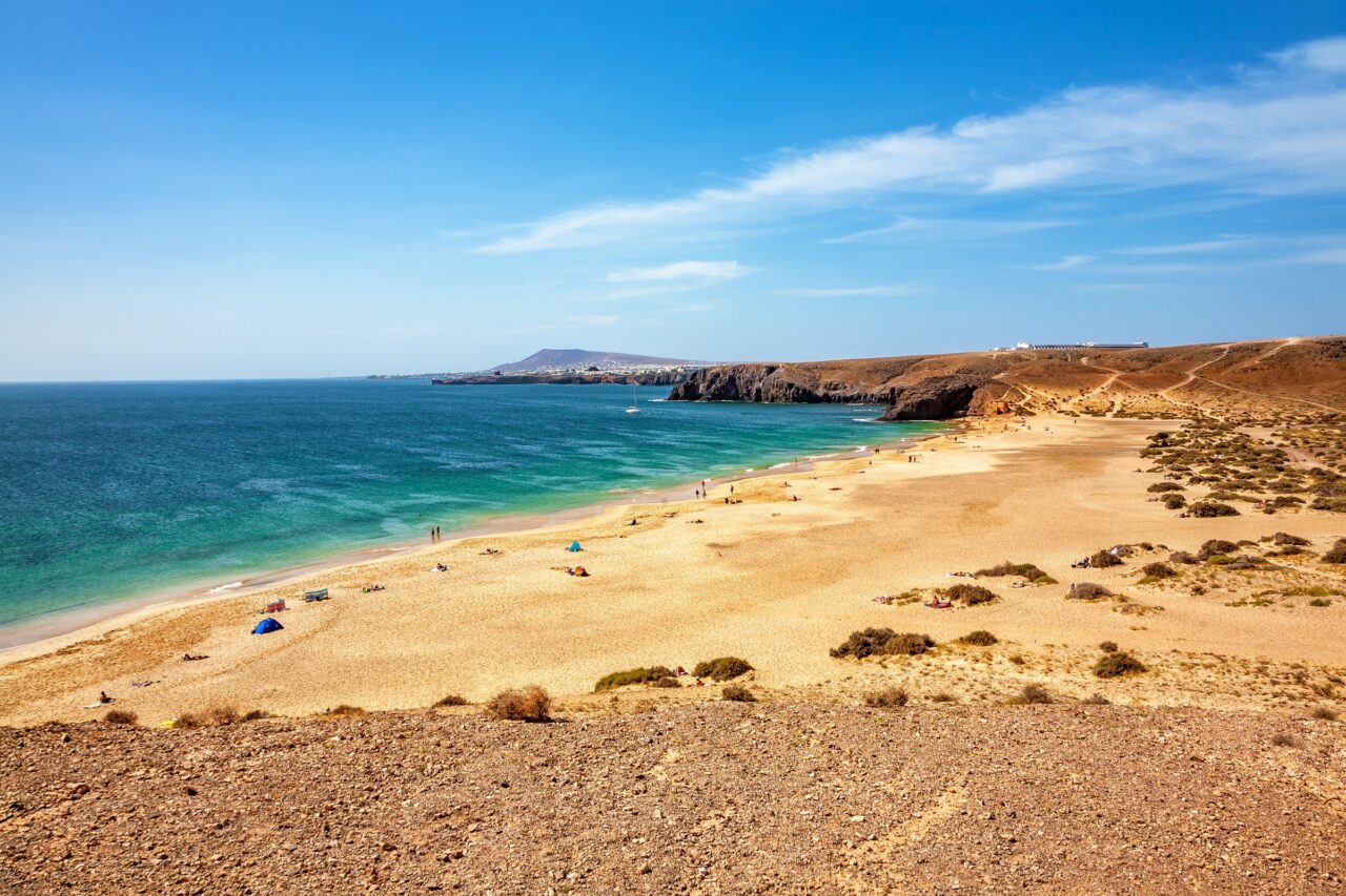 Playa Mujeres dal sentiero, con Fuerteventura all’orizzonte