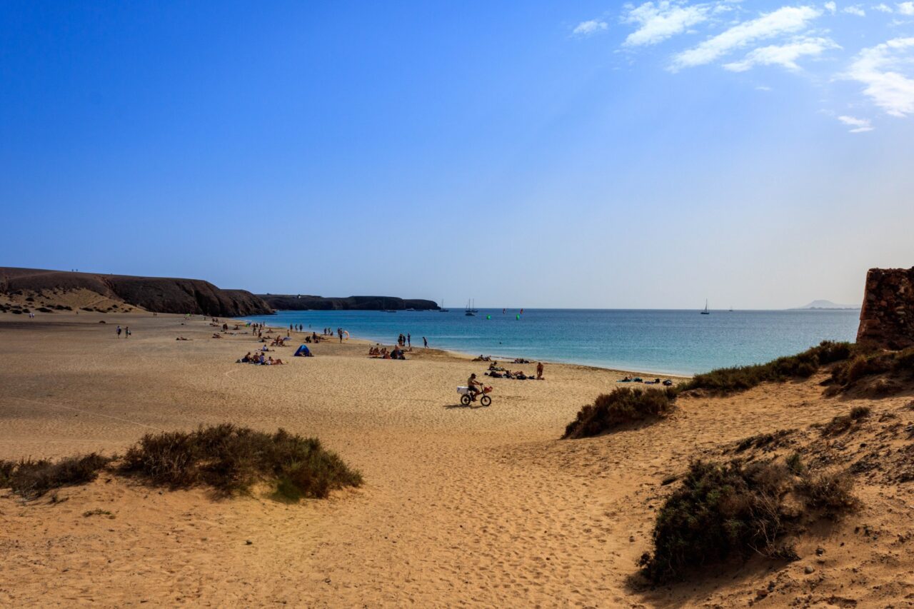 La sabbia e le piccole dune di Playa Mujeres, a livello della riva