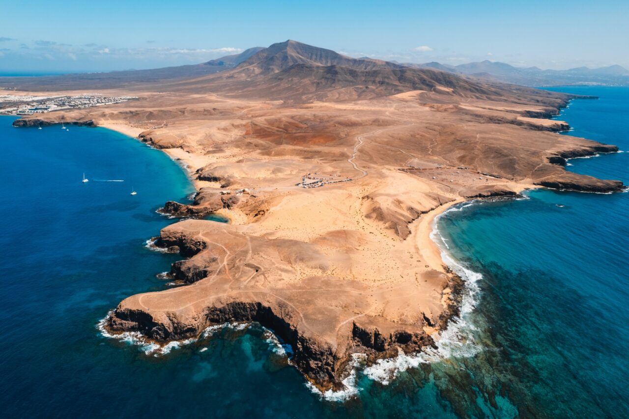 La Punta del Papagayo dall’alto, con le calette, Playa Blanca e i monti di Los Ajaches